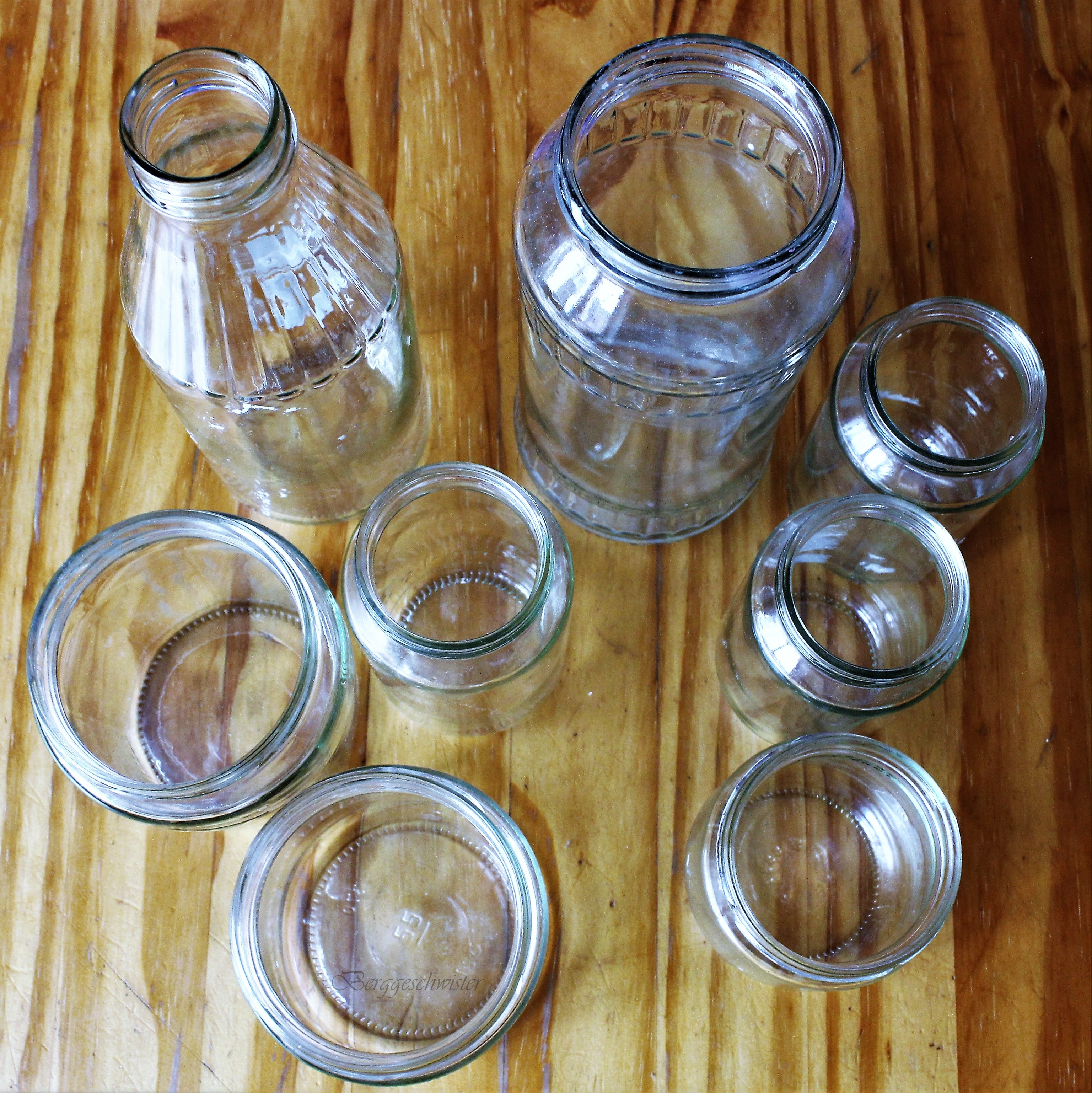 leere Flaschen und Gläser