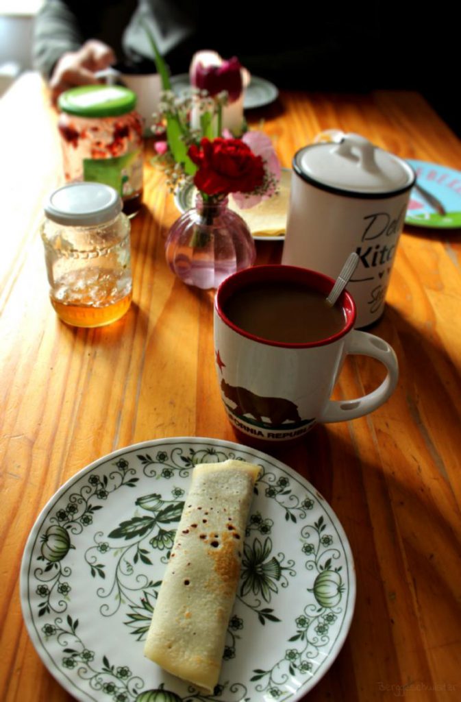 Frühstück mit Pfannkuchen / Eierkuchen und Kaffee