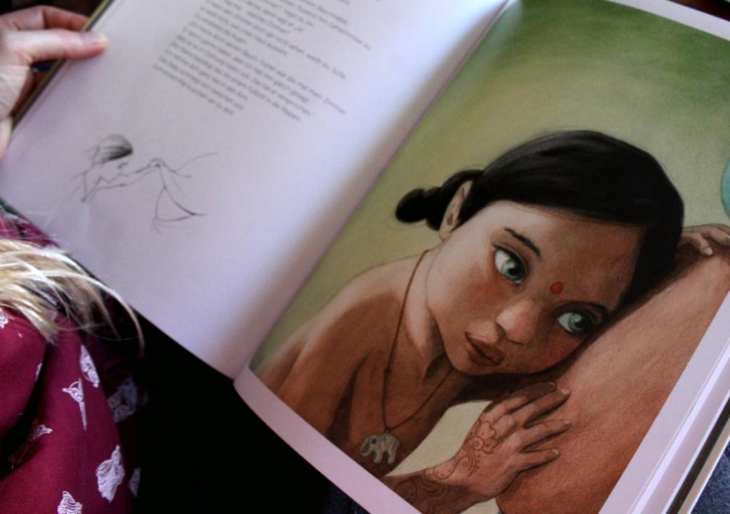 Kleinkind hört am Bauch der schwangeren Mutter, eine Illustration aus dem Buch Mama von arsEdition
