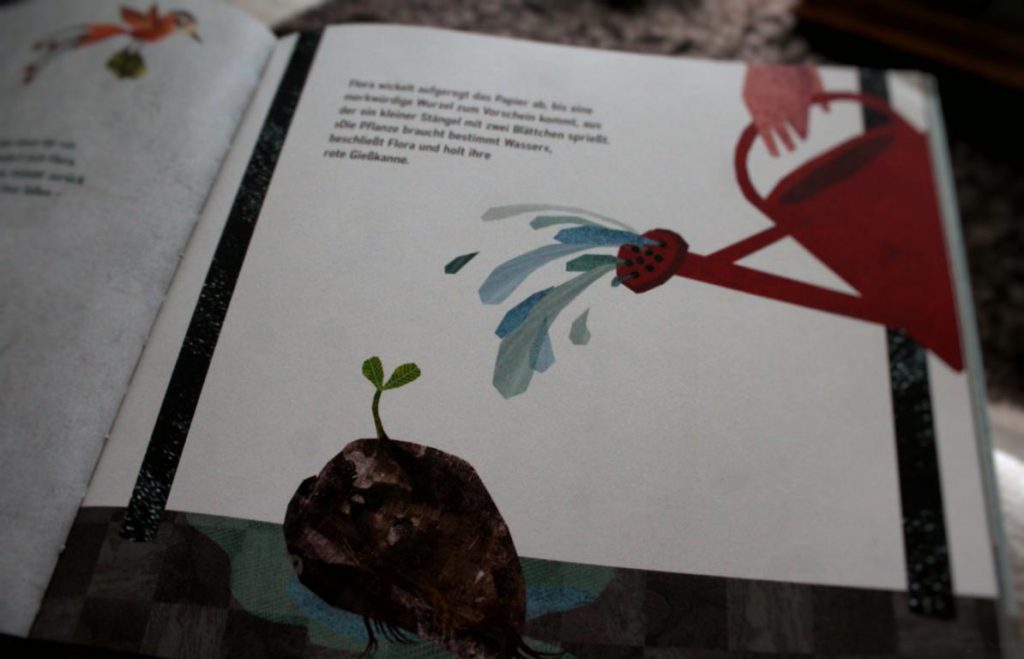 Seite aus dem Kinderbuch Floras Dschungel: Flora gießt die Wurzel
