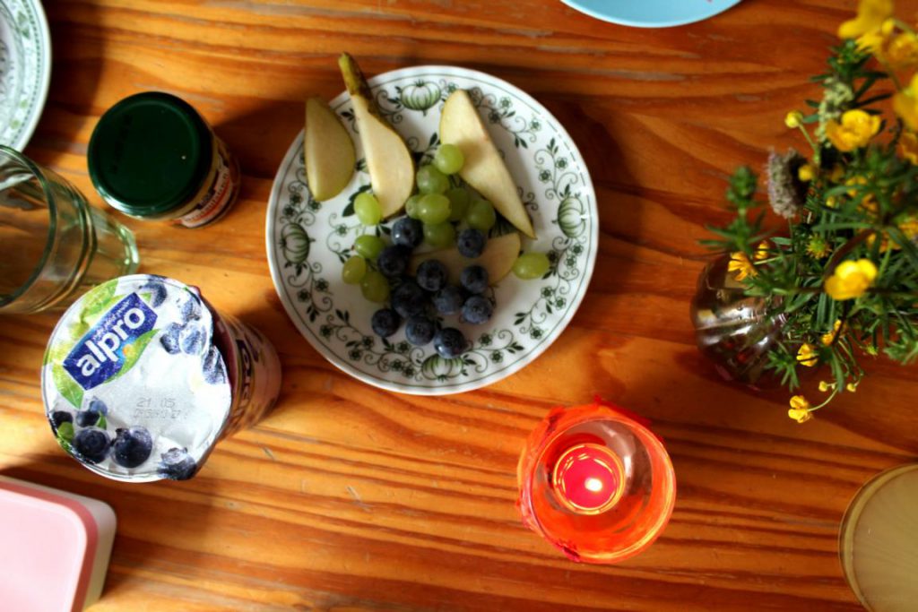 Frühstückstisch mit Obstteller