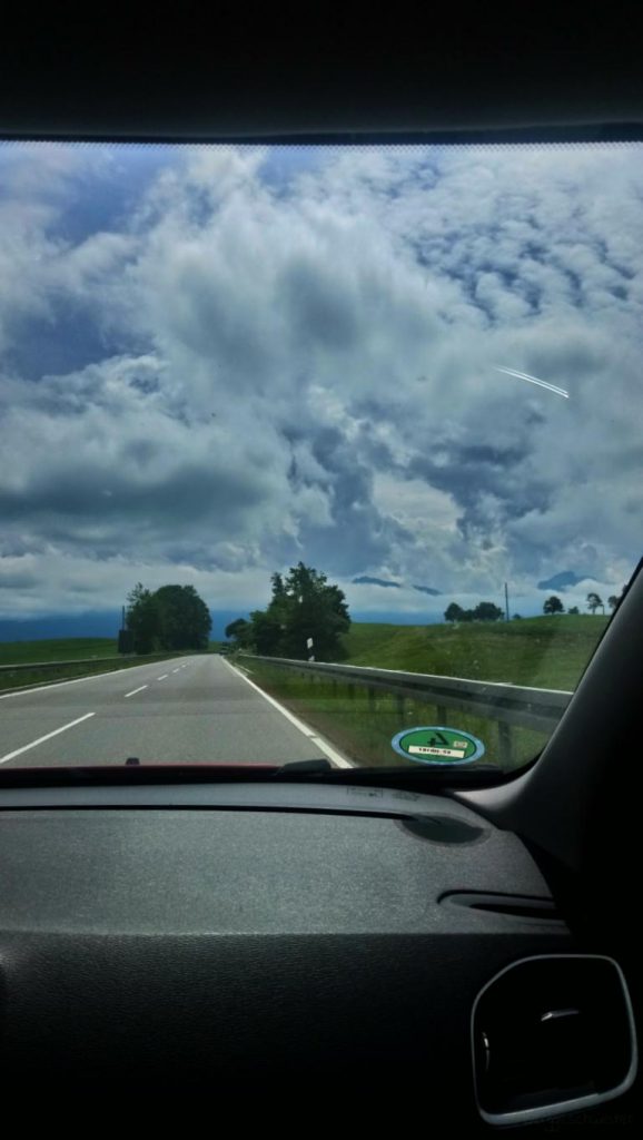 Blick aus dem Autofenster auf die Alpen