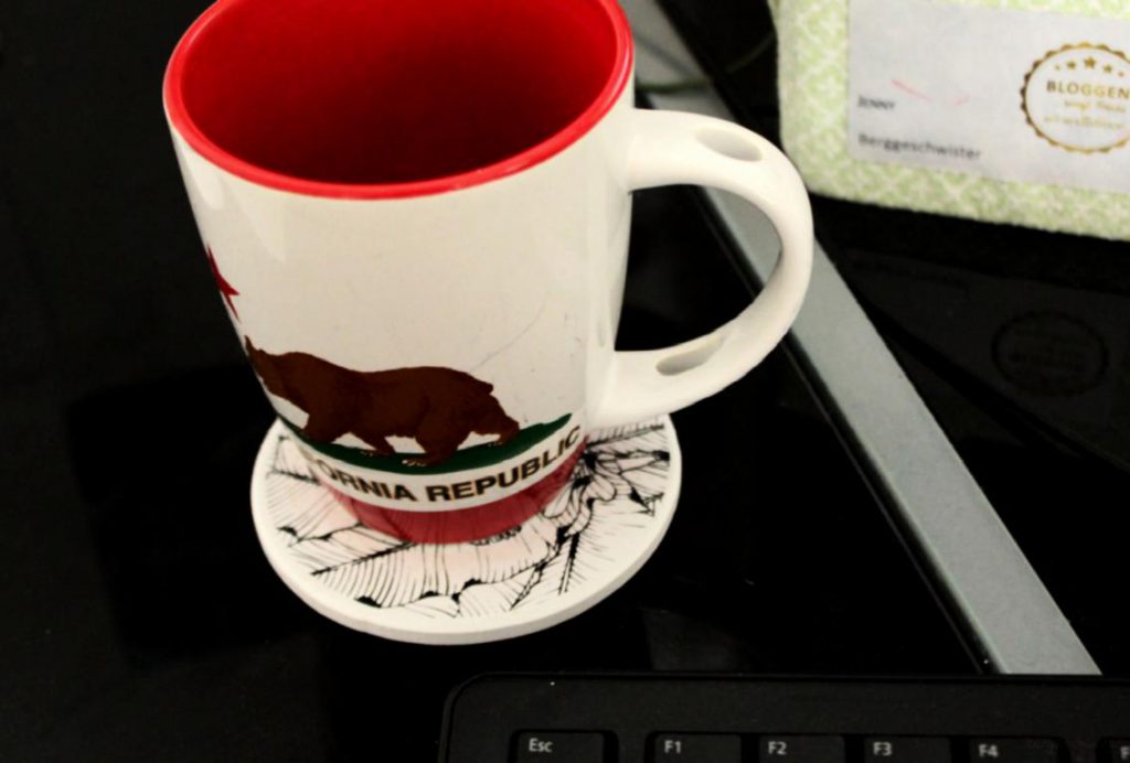 Kaffeetasse auf einem Schreibtisch