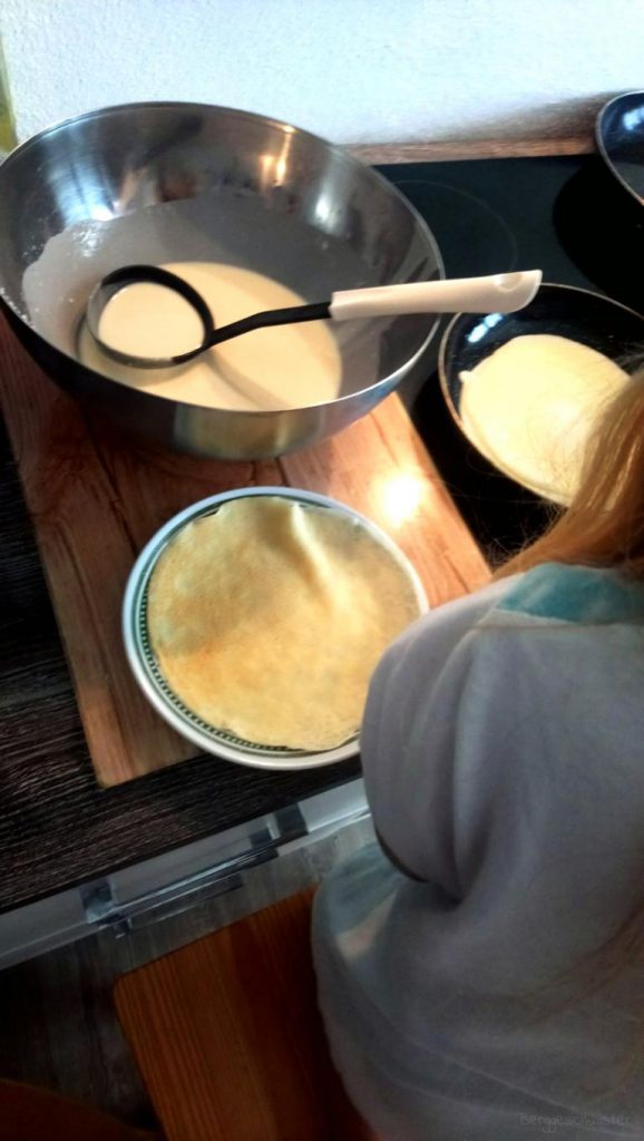 Kinder machen Pfannkuchen zum Frühstück am Wochenende