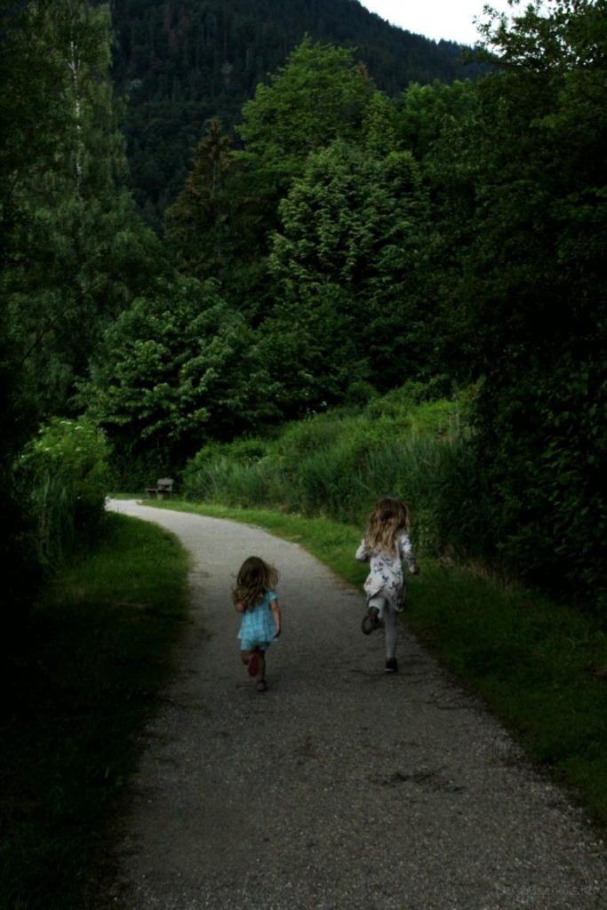 Mädchen rennen auf dem Rundweg am Weissensee bei Füssen