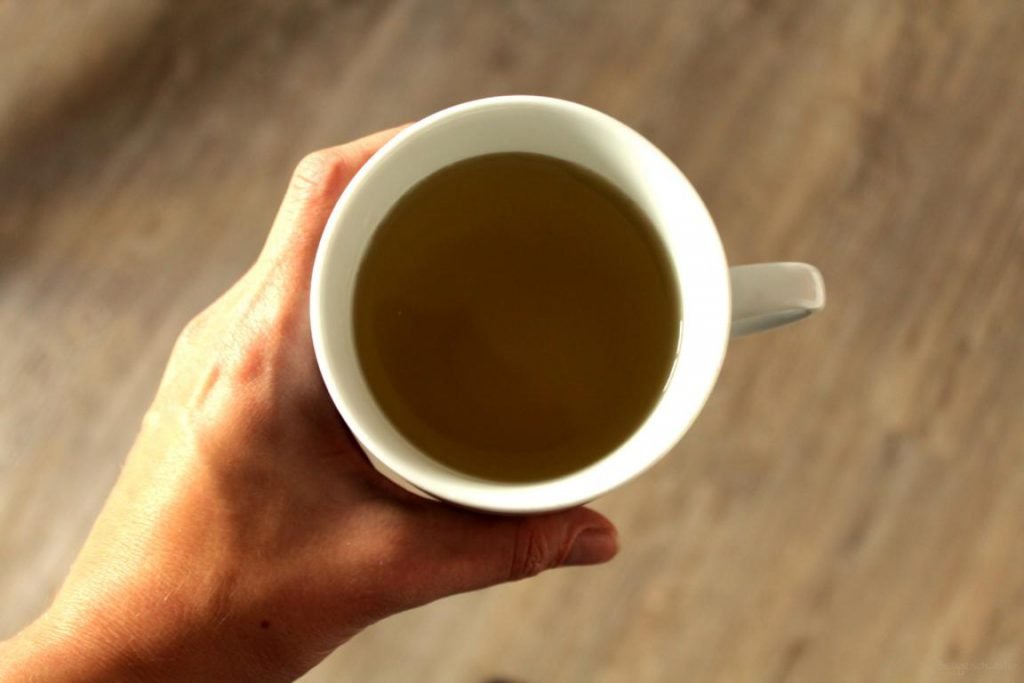grüner Tee in einer Tasse