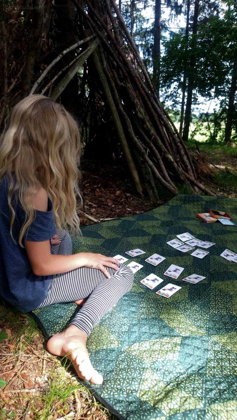 Mädchen mit Picknickdecke im Wald