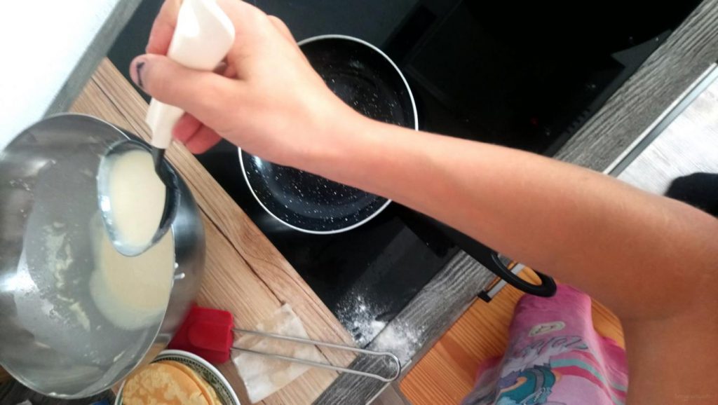 Mädchen macht Pfannkuchen