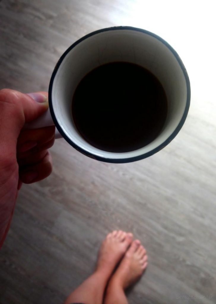 Kaffeetasse in einer Hand