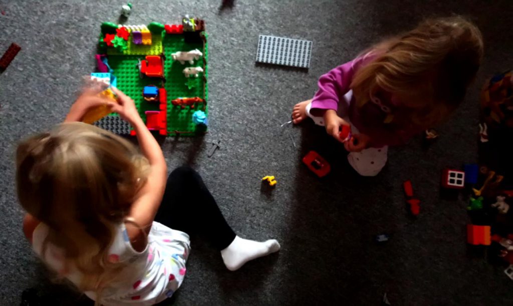 Kinder spielen mit Lego Duplo