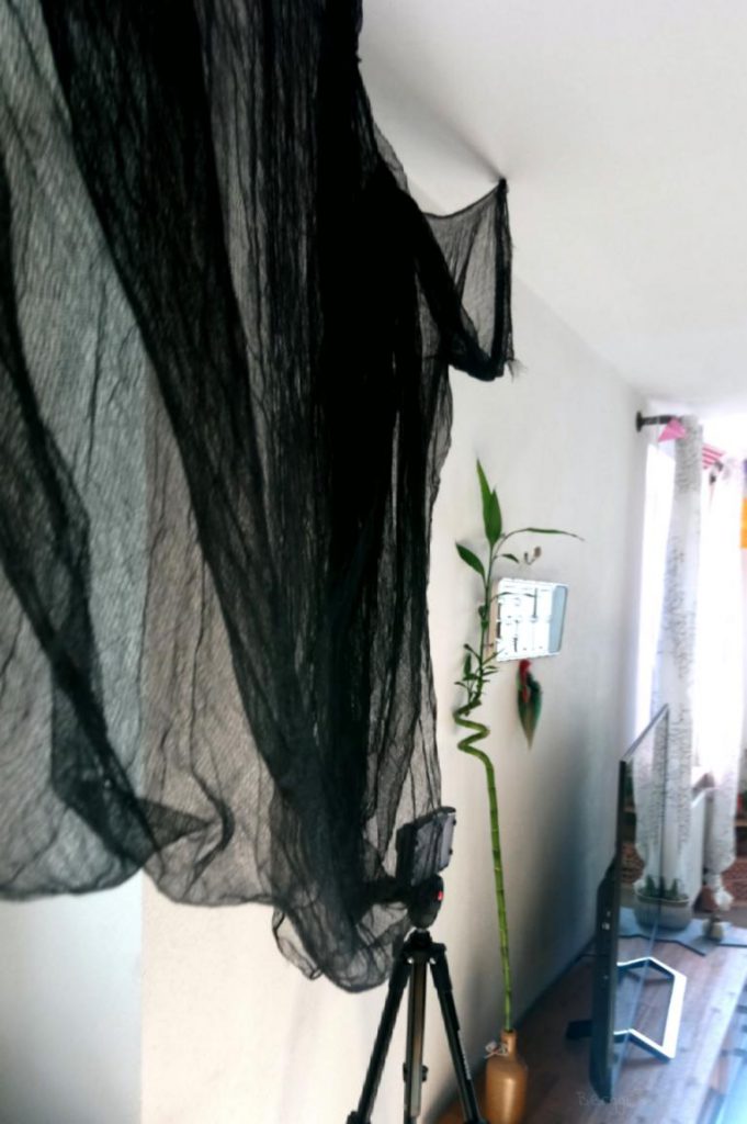 schwarzes Tuch an einer Wand