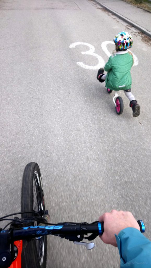 Kind beim Laufradfahren