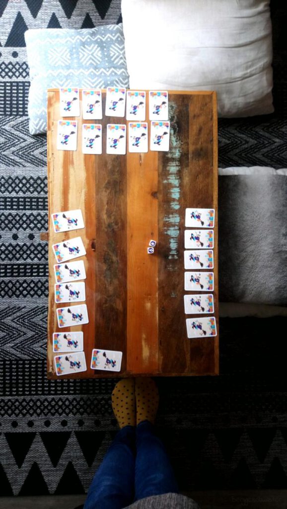 Tisch mit Spielkarten