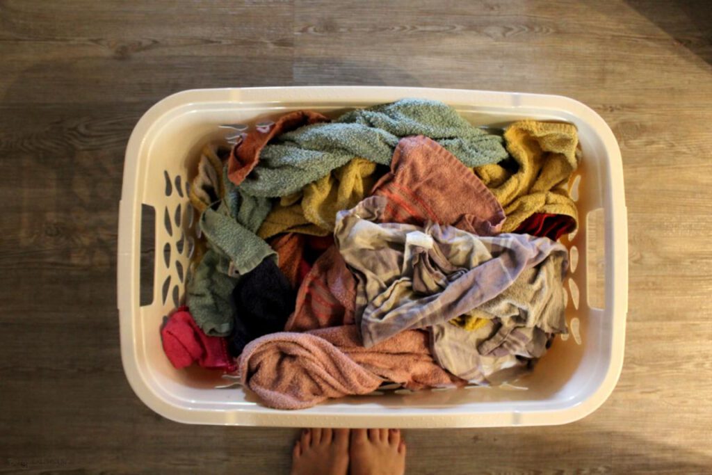 gewaschene Handtücher in Wäschekorb