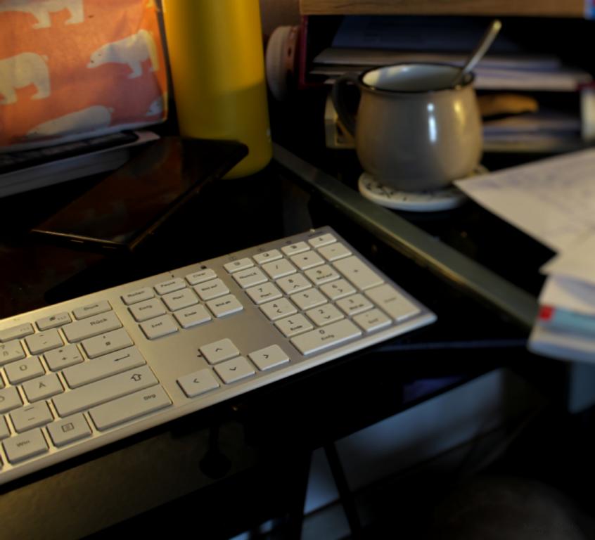 Schreibtisch mit Tastatur