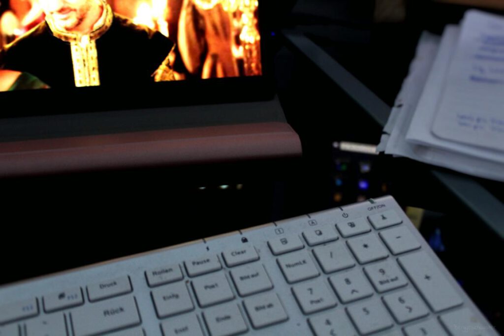 Schreibtisch mit tastatur und Tablet