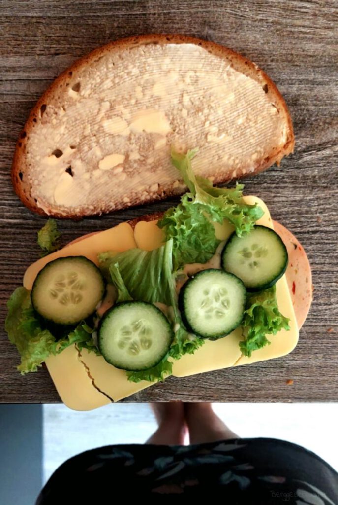 Brot mit veganem Käse Salat und Gurken