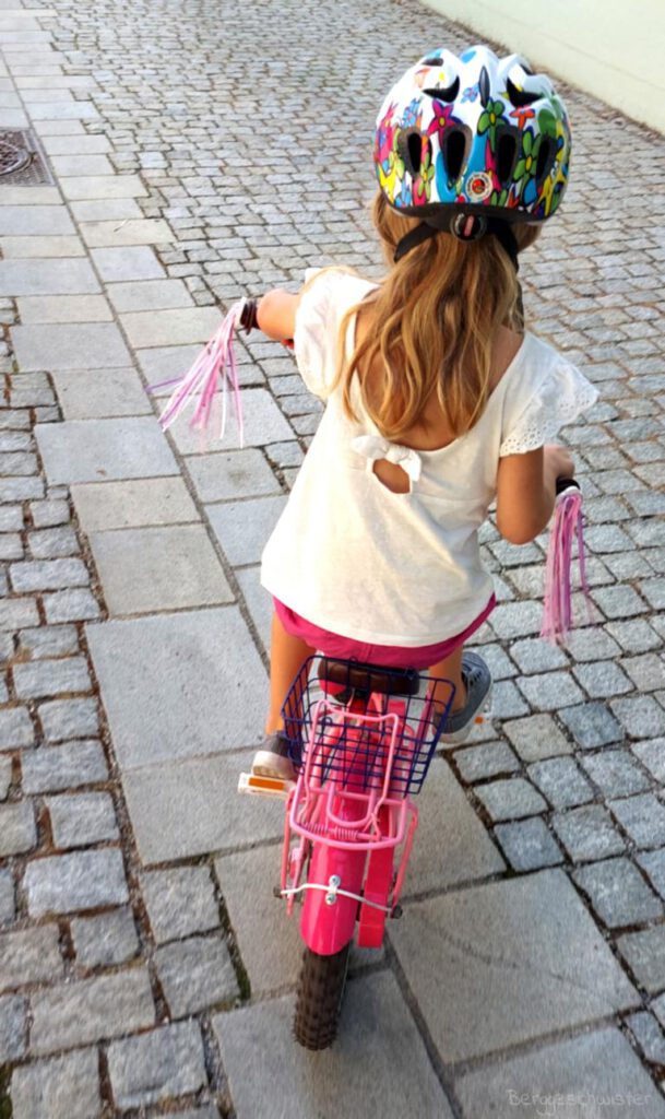 Mädchen auf Fahrrad