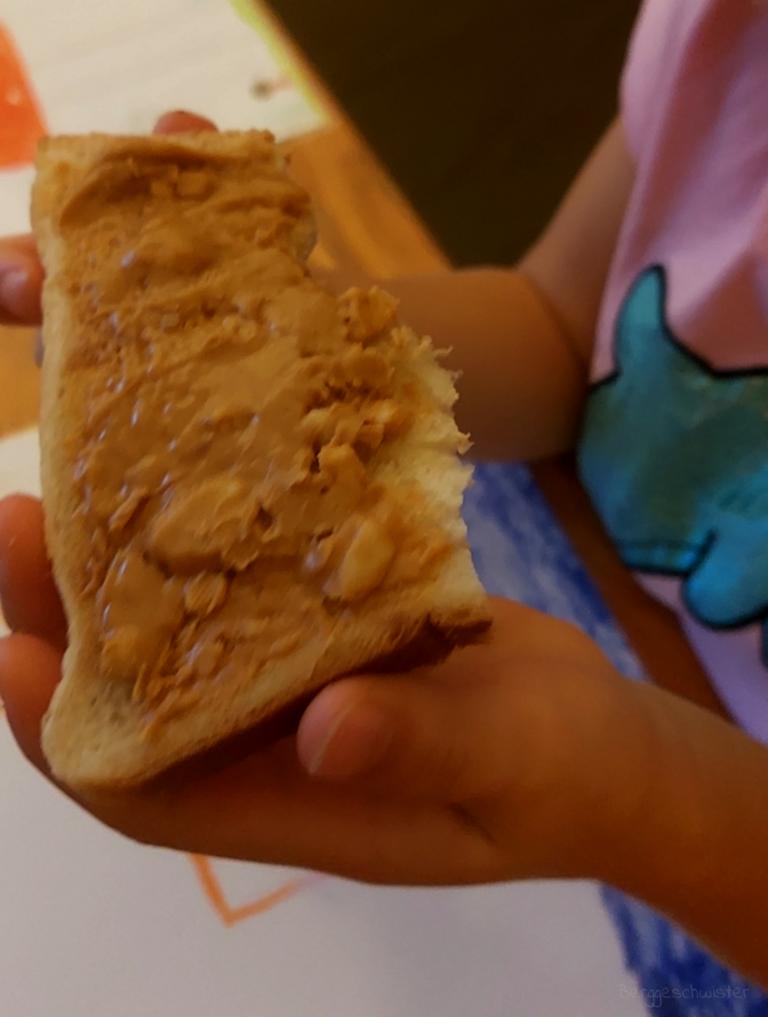 Brot mit Erdnussbutter