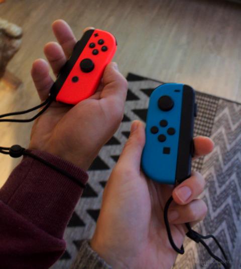 zwei Controler der Nintendo Switch