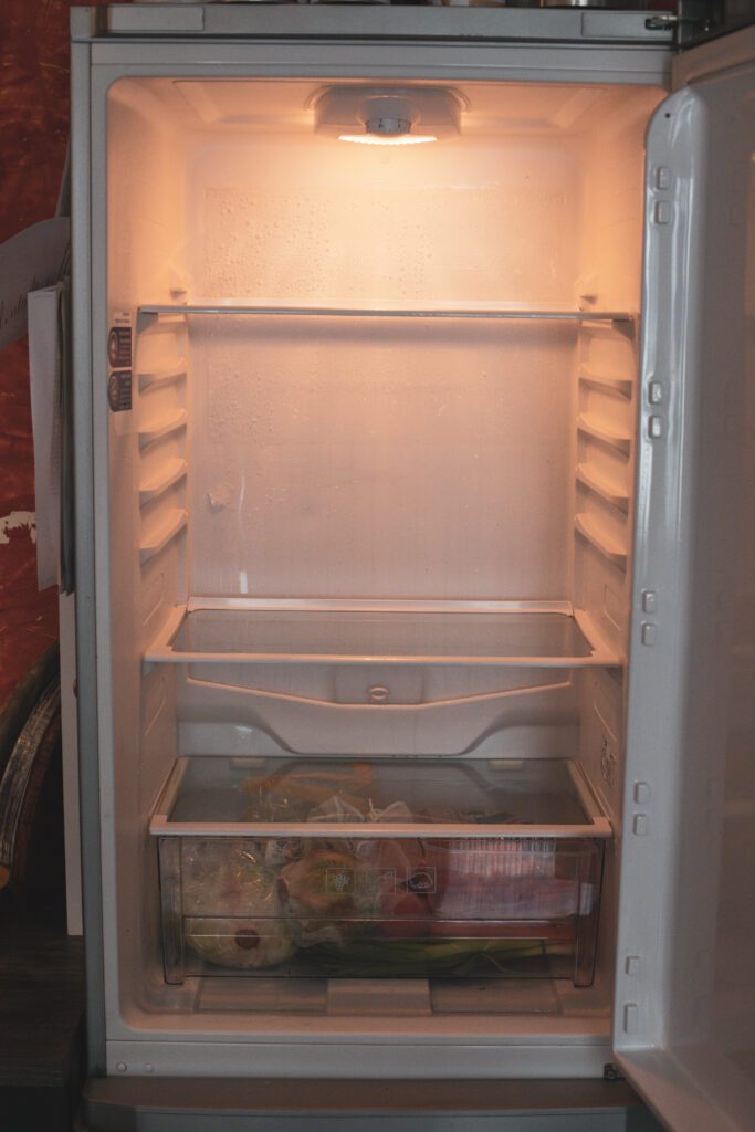 fast leerer Kühlschrank