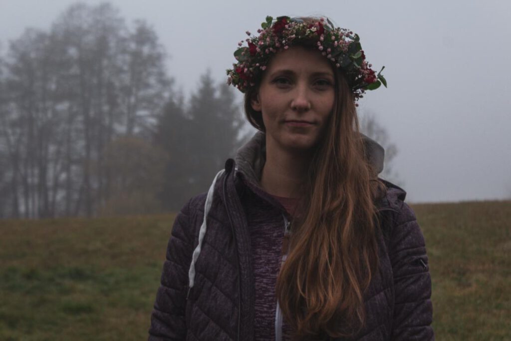 Jenny von Berggeschwister mit Blumenkranz draußen