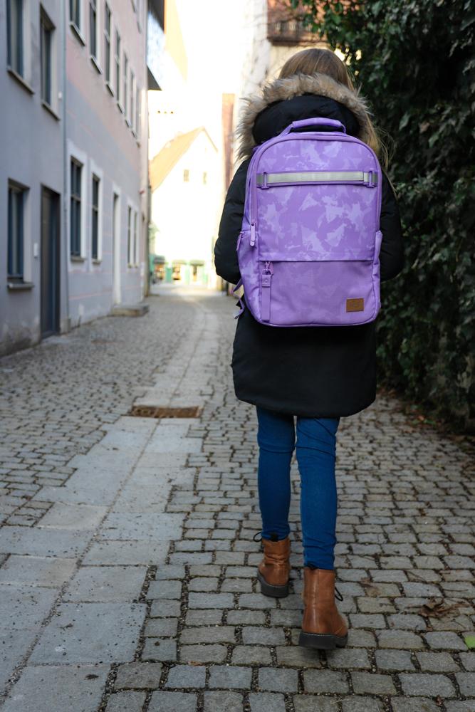 Rucksack GMT Trend lila von GMT for Kids getragen auf Straße