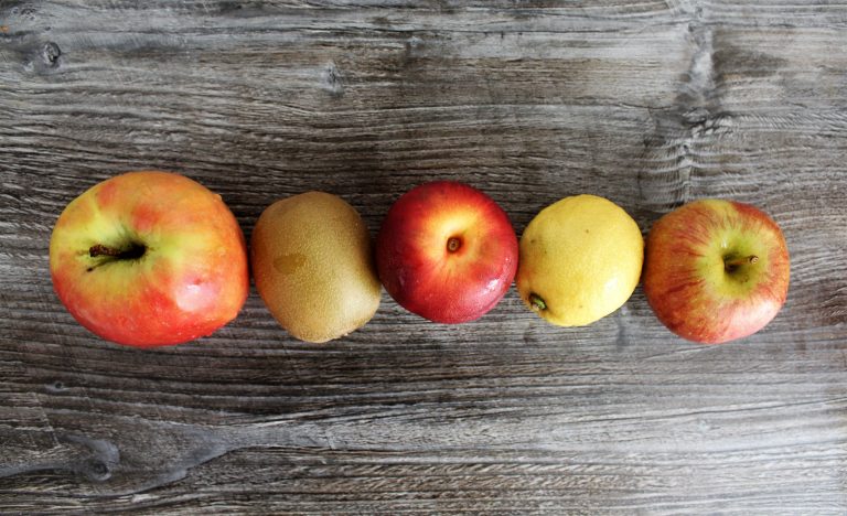 Eiswürfel mal anders – leckeres gefrorenes Obst für warme Tage