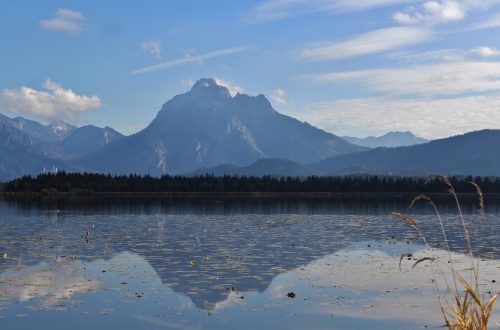 See mit Blick auf einen Berg in den Alpen