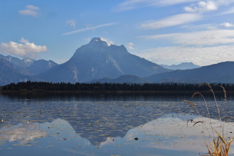 See mit Blick auf einen Berg in den Alpen