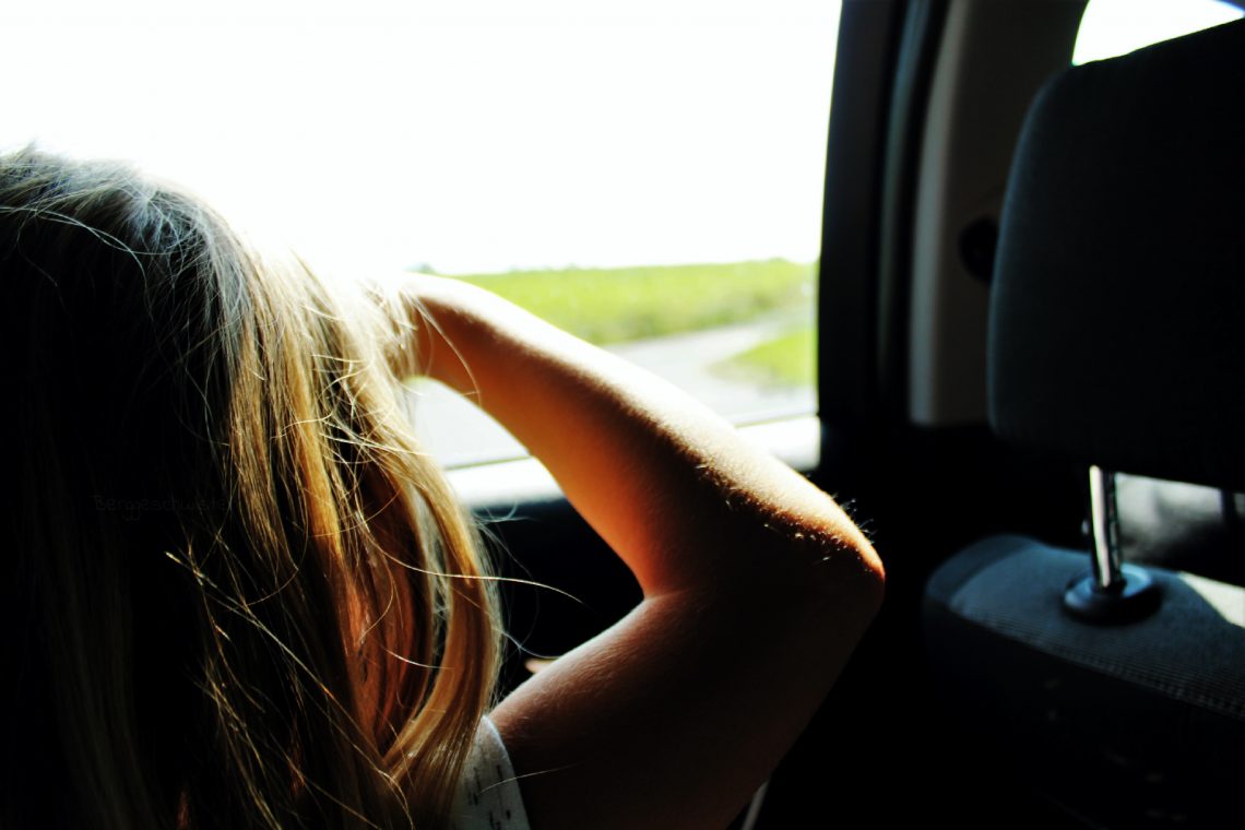 bei der Autofahrt aus dem Fenster schauen Autofahren mit