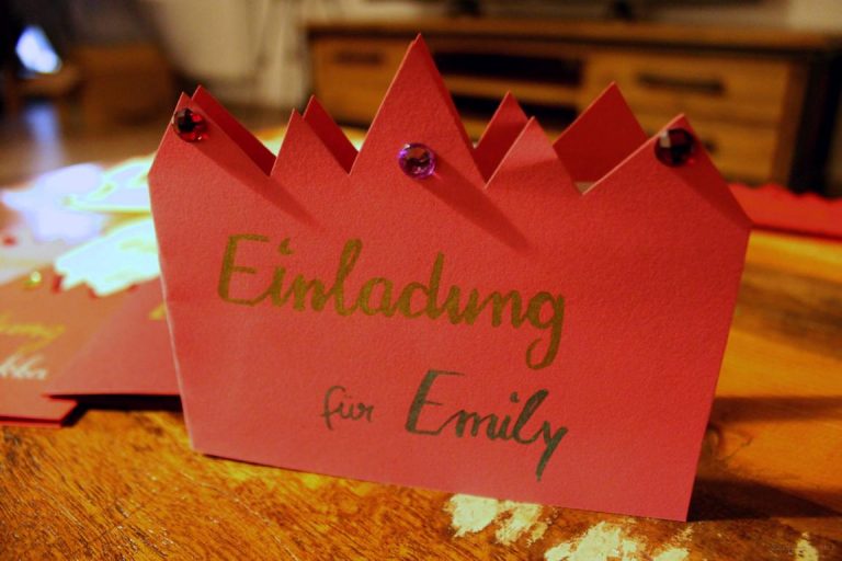 Kronenkarten selber basteln – Einladungskarten für einen Prinzessinnengeburtstag