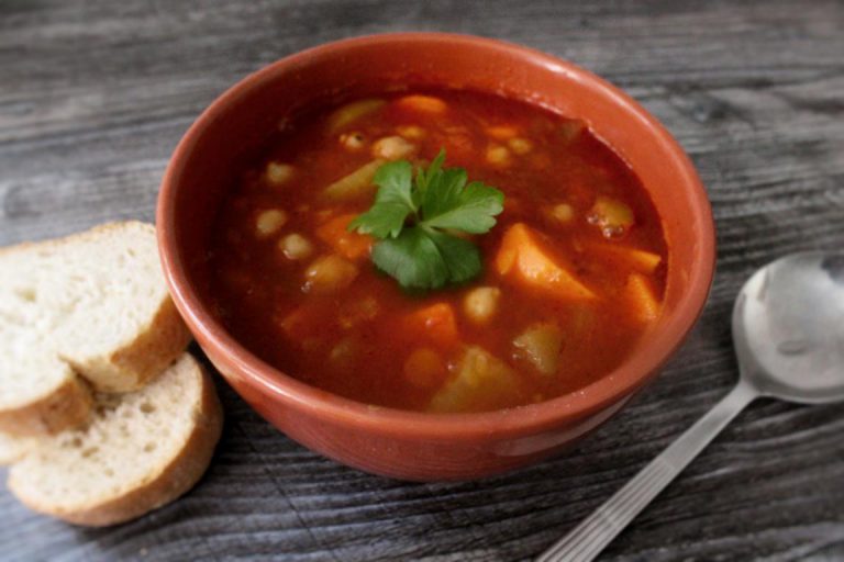 vegane Kichererbsensuppe – wärmt und schmeckt einfach köstlich!
