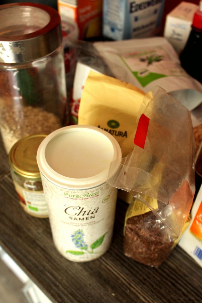 Vorratsschrank aufräumen alle Vorräte rausräumen und sortieren