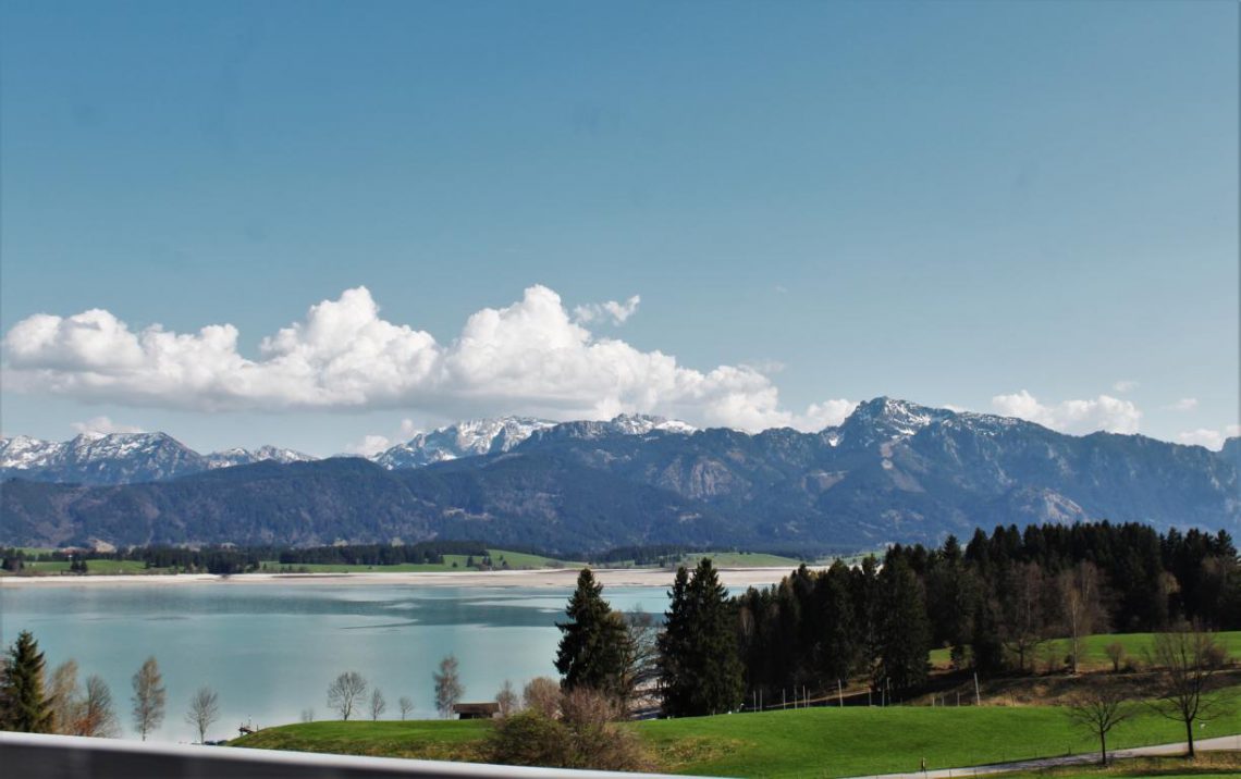 Blick auf die Alpen im Ostallgäu und auf den Forggensee