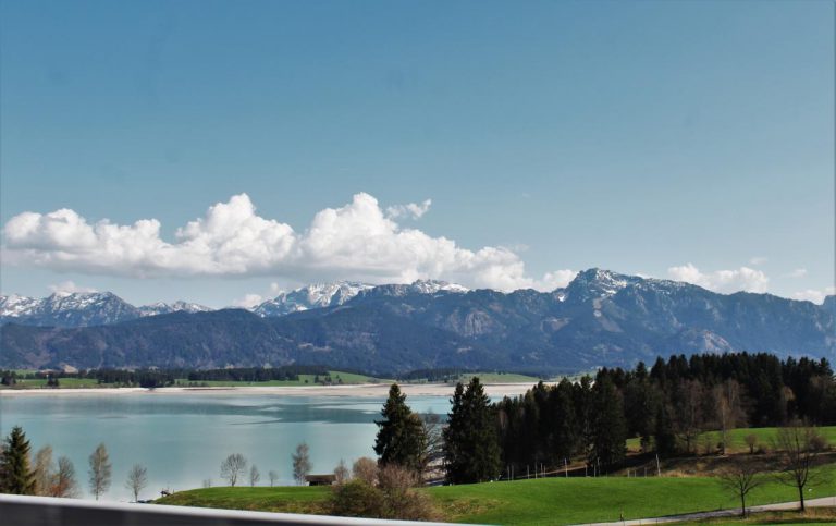 Blick auf die Alpen im Ostallgäu und auf den Forggensee