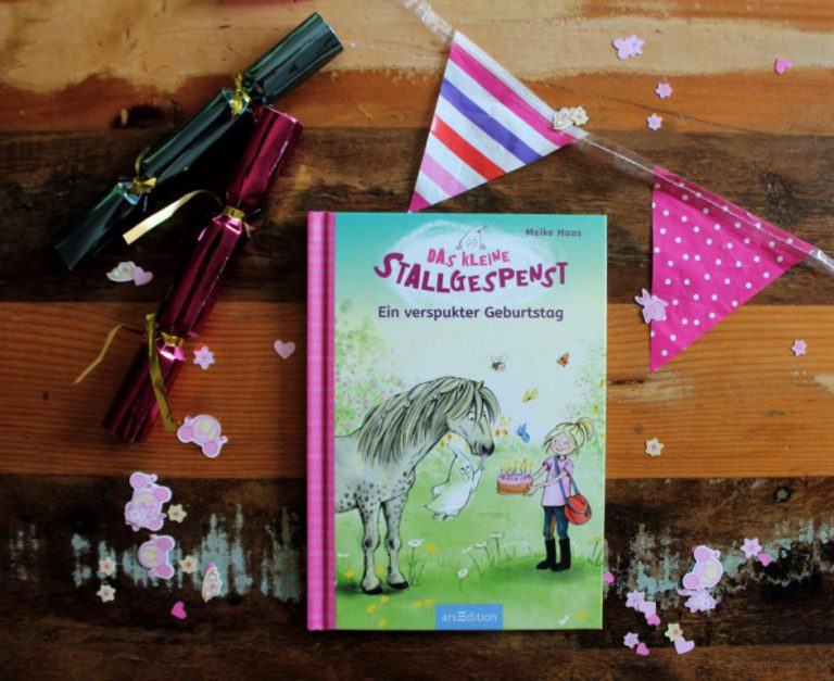 Das kleine Stallgespenst EIn verspukter Geburtstag - Das Buch auf einem Tisch