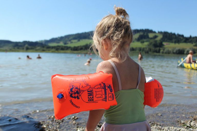 Mädchen am Grüntensee im Allgäu