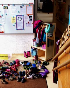 Eingangsbereich im Kindergarten mit vielen Schuhen