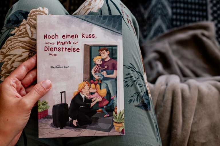 Noch einen Kuss, bevor Mama auf Dienstreise muss